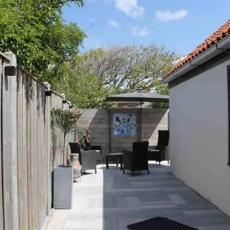 Knus 100m Het بيت للعطل *